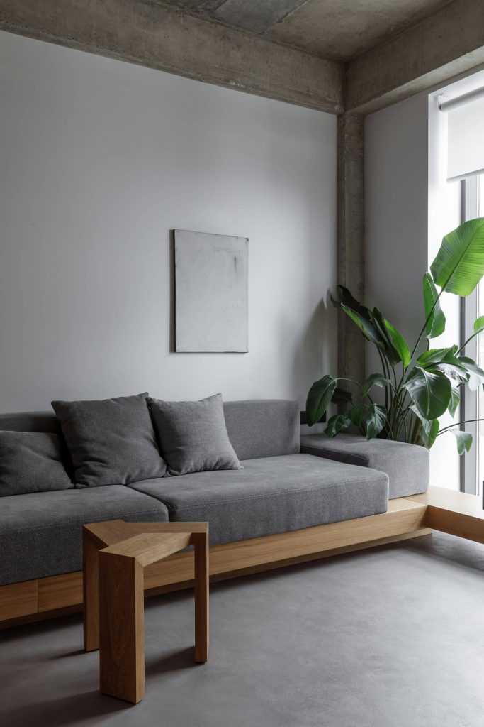 Mörkgrå soffa