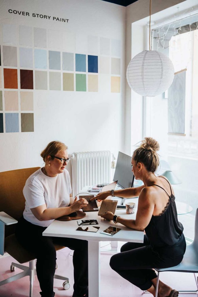 Anniina från KAU interiors med kund