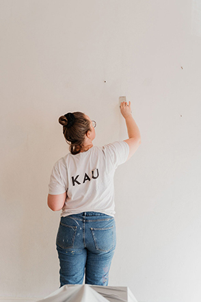 KAU interiors Anniina spacklar en vägg